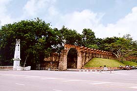 CityWall2.jpg (19629 bytes)