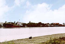PakPanangRiver.jpg (14661 bytes)