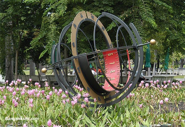 LumpiniPark201M.JPG (126678 bytes)