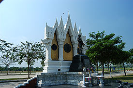 Monument.jpg (19837 bytes)