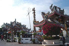 Shrine2.jpg (17587 bytes)