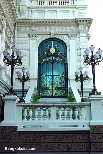 GrandPalace102.JPG (70632 bytes)