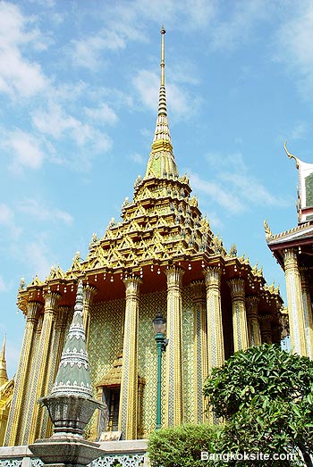 WatPhrakaeo105.JPG (72251 bytes)