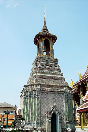 WatPhrakaeo106.JPG (54072 bytes)
