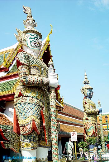 WatPhrakaeo107.JPG (75651 bytes)