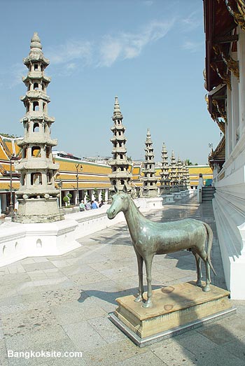 WatSuthat102.JPG (53437 bytes)